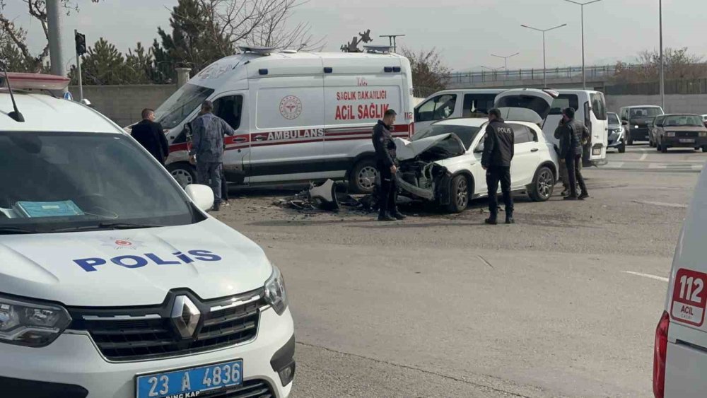 Elazığ’da ambulans ile otomobil çarpıştı: 2 kişi yaralandı