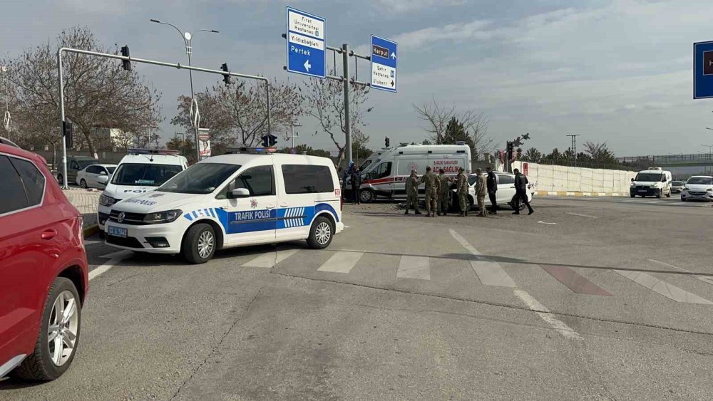 Elazığ’da ambulans ile otomobil çarpıştı: 2 kişi yaralandı