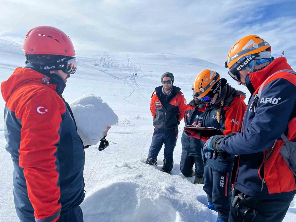 AFAD, Van’da çığ eğitimi vermeye devam ediyor