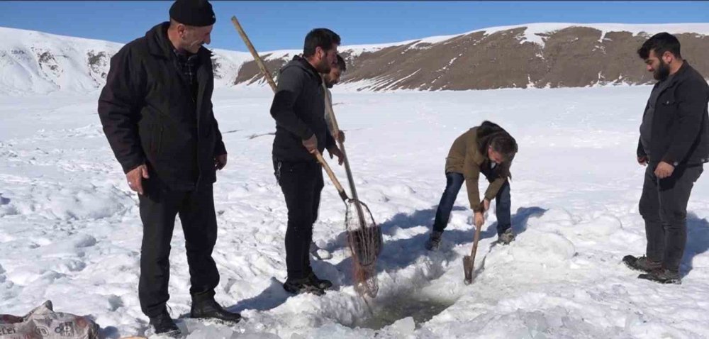 Buz tutan gölette "Eskimo" usulü balık avı