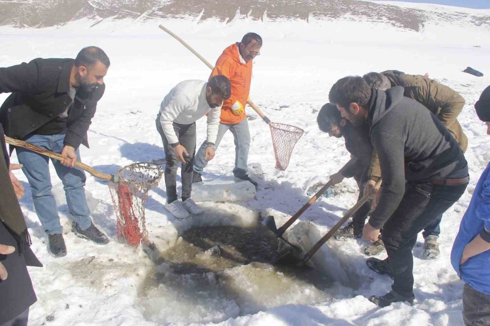 Buz tutan gölette "Eskimo" usulü balık avı