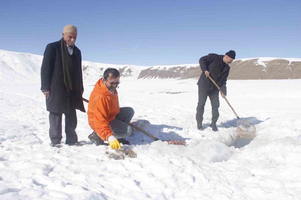 Buz tutan gölette "Eskimo" usulü balık avı