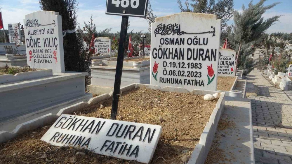 Depremzedeler mezarlıklardan ayrılamıyor