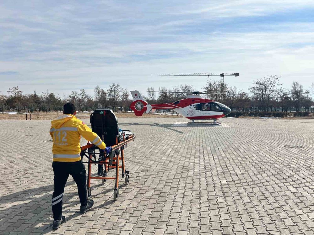 Hamile kadın ambulans helikopterle Van’a getirildi