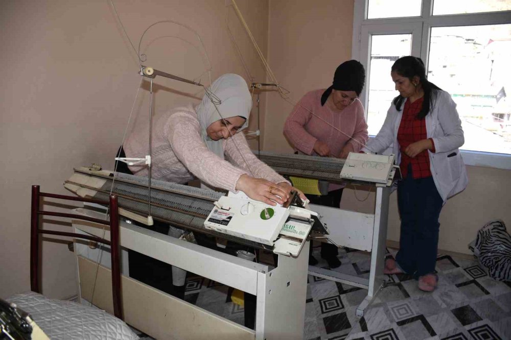 Şırnak’ta 130 kursiyer kadın, unutulmaya yüz tutmuş meslekleri öğreniyor