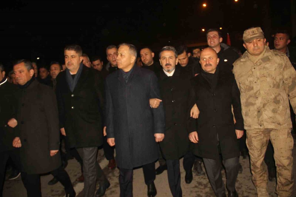 Adıyaman’da yüzlerce kişi deprem şehitlerini andı