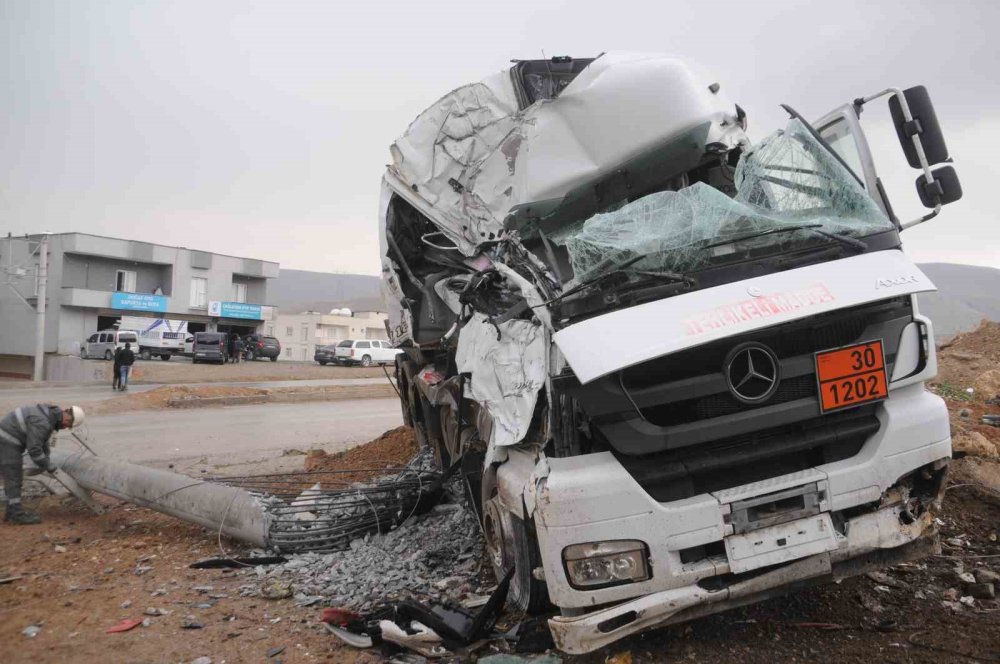 Cizre'de freni boşalan akaryakıt tankeri elektrik direğine çarptı