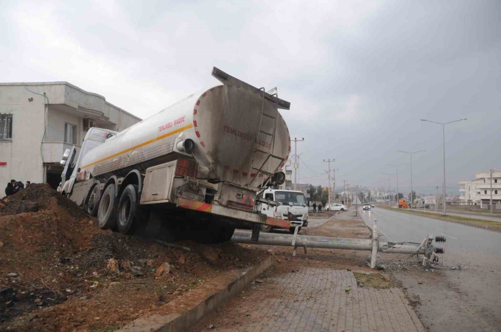 Cizre'de freni boşalan akaryakıt tankeri elektrik direğine çarptı