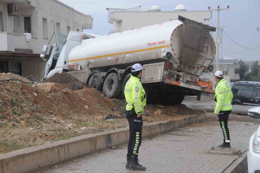 Cizre'de freni boşalan akaryakıt tankeri elektrik direğine çarptı