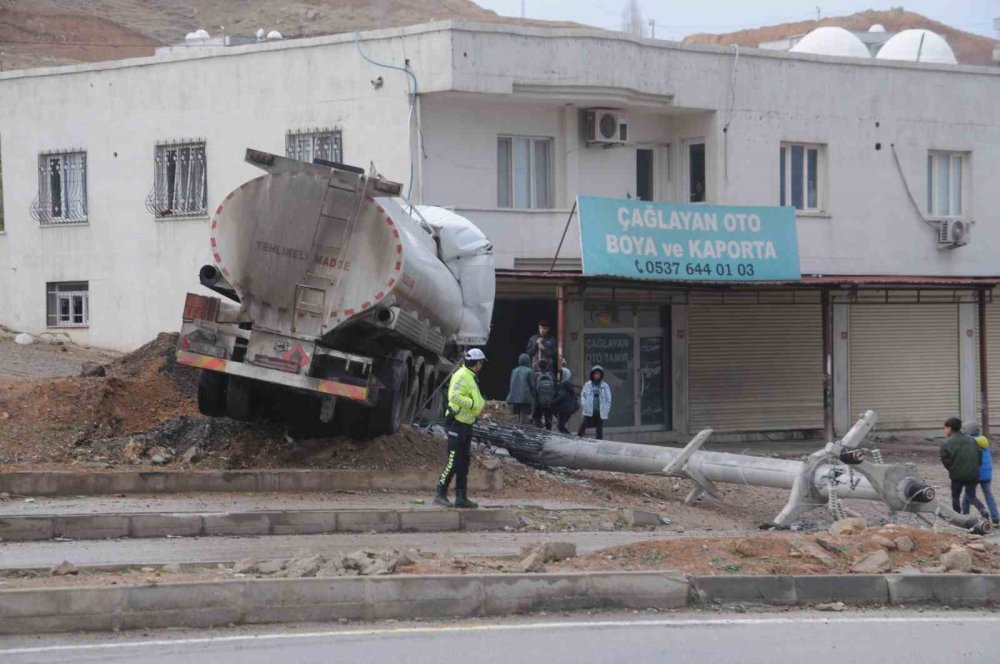 Cizre'de freni boşalan akaryakıt tankeri elektrik direğine çarptı