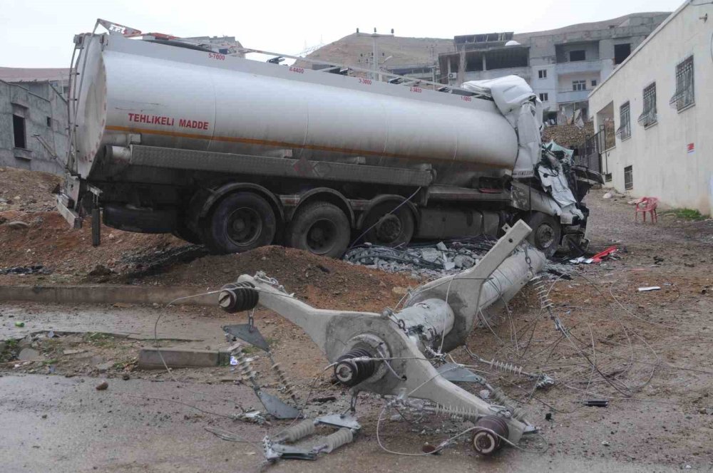 Cizre'de freni boşalan akaryakıt tankeri elektrik direğine çarptı