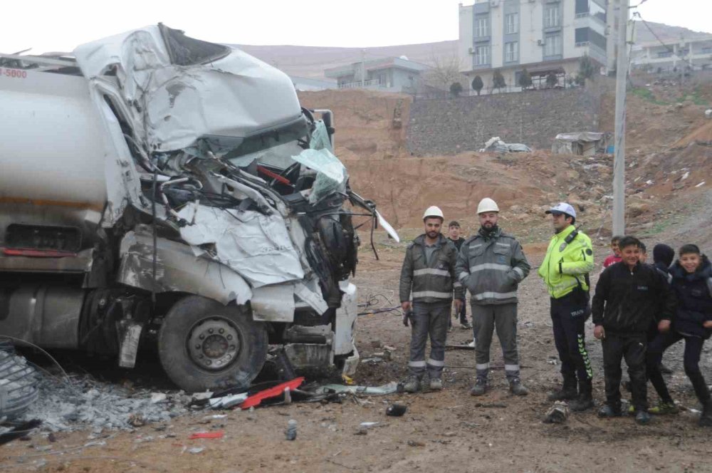 Cizre'de freni boşalan akaryakıt tankeri elektrik direğine çarptı