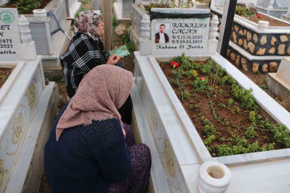 Diyarbakır’da depremde yaşamını yitirenler kabirleri başında anıldı