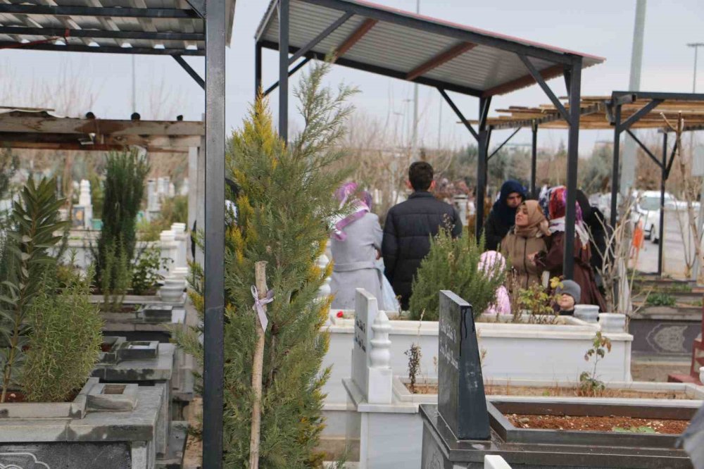 Diyarbakır’da depremde yaşamını yitirenler kabirleri başında anıldı