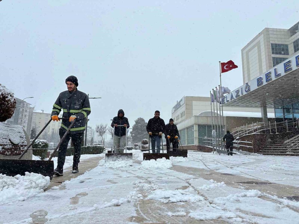 Elazığ’da karla mücadele çalışmalarını sürdürüyor