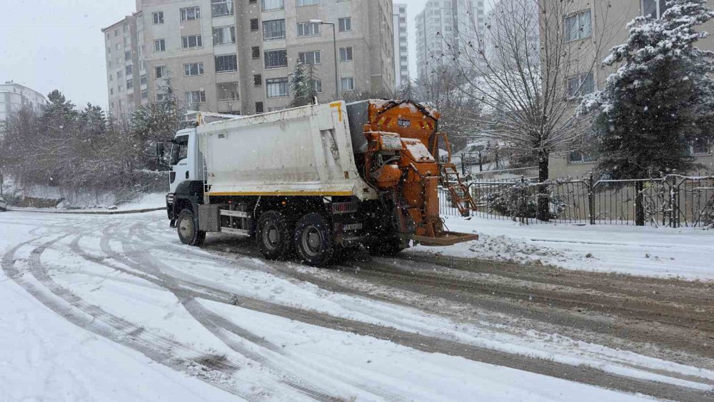 Elazığ’da karla mücadele çalışmalarını sürdürüyor
