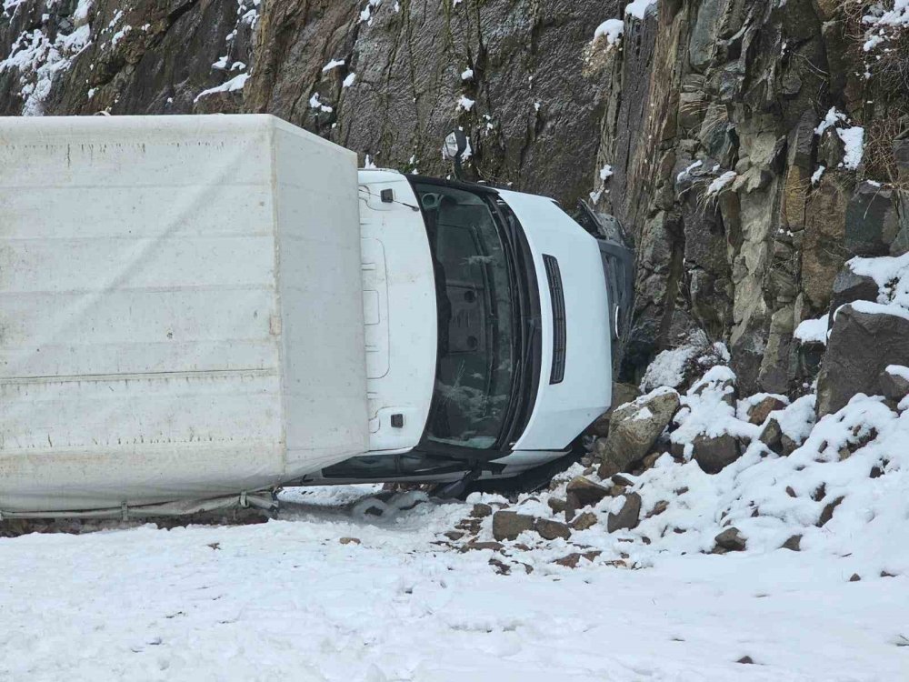 Erzurum’da kamyonet kayalıklara çarptı: 1 kişi yaralandı