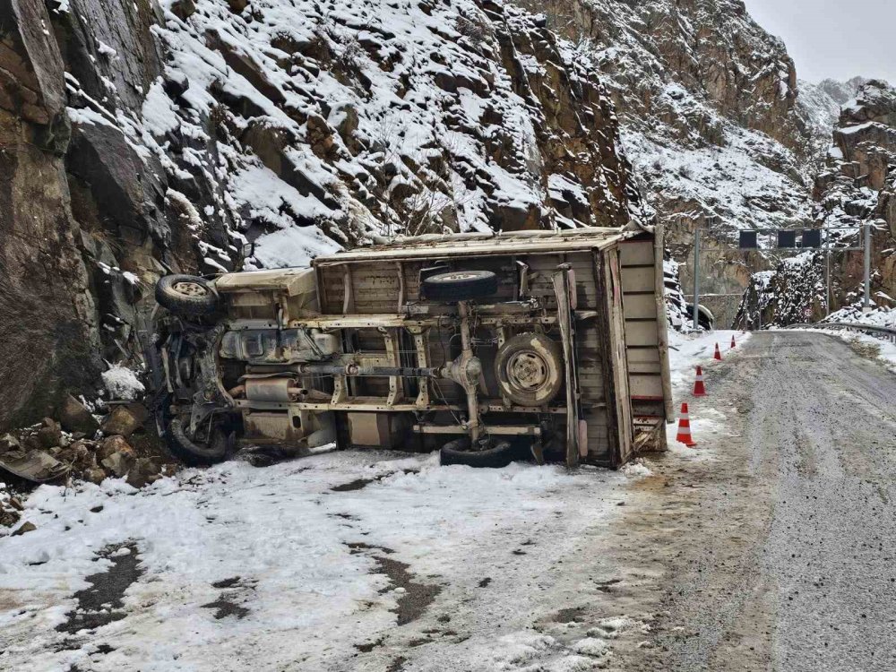 Erzurum’da kamyonet kayalıklara çarptı: 1 kişi yaralandı