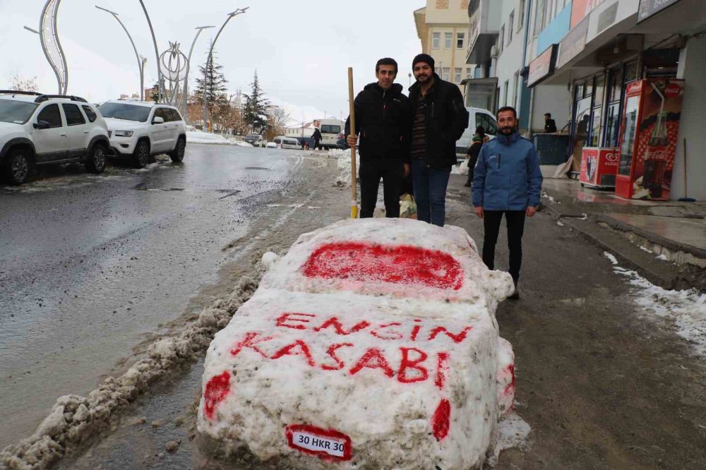 Hakkari'de bir esnaf kardan araba yaptı