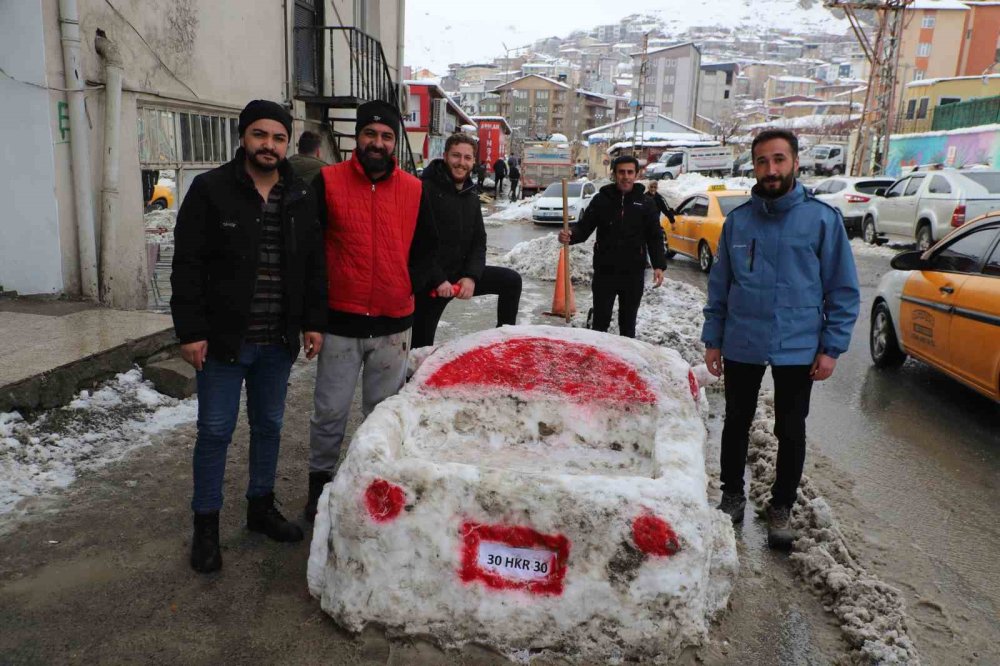 Hakkari'de bir esnaf kardan araba yaptı