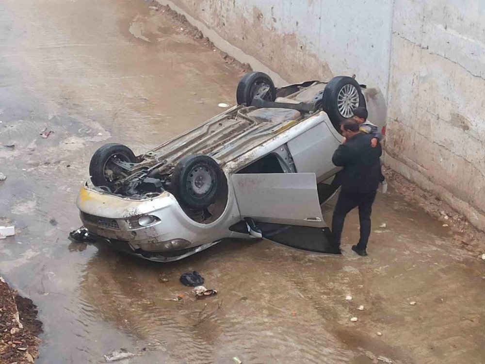 Urfa’da dereye düşen otomobildeki baba ve oğlu yaralandı