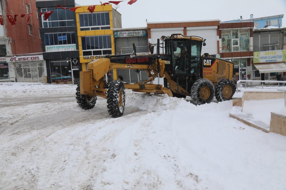 Van'da 60 yerleşim yeri ulaşıma kapandı