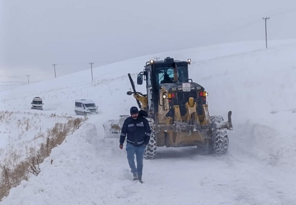 Van’da tipi nedeniyle mahsur kalanlar kurtarıldı