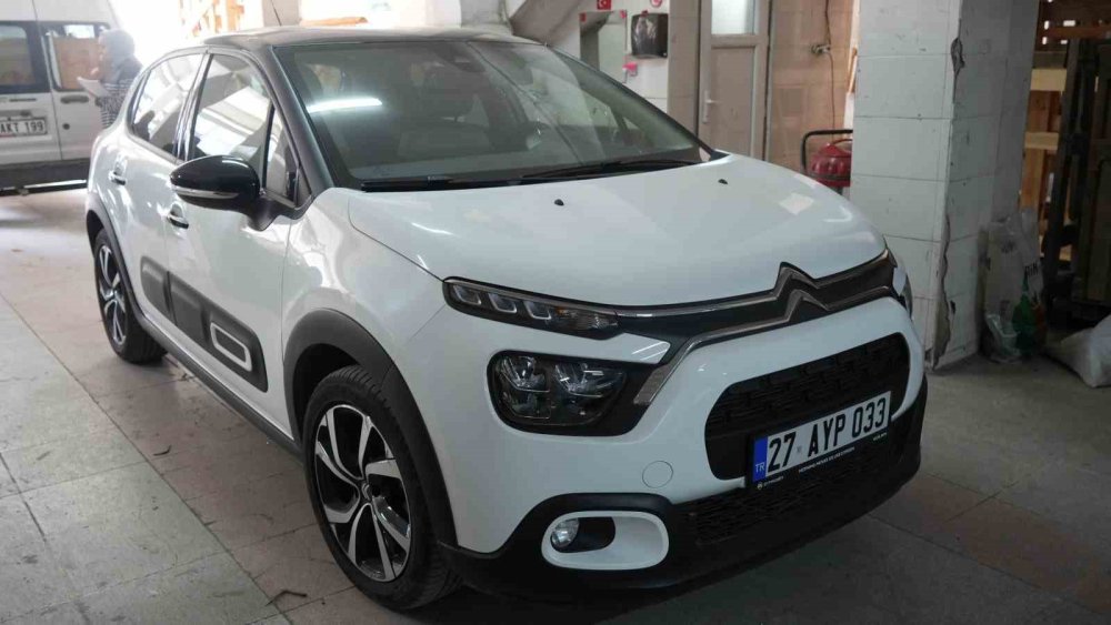 Antep’te maganda kurşunu park halindeki otomobile isabet etti