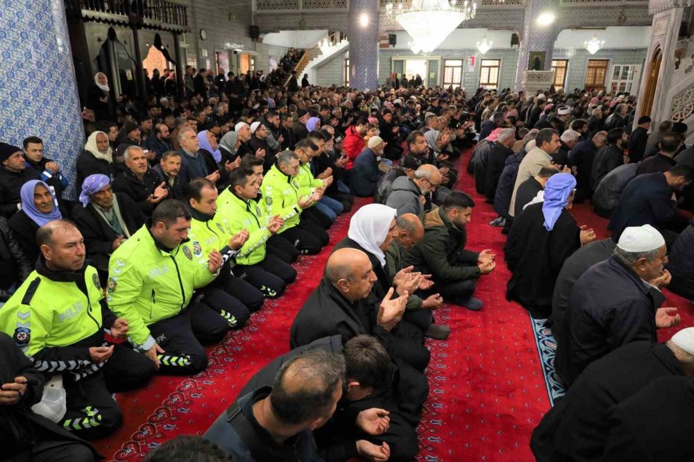 Şanlıurfa’da depremde hayatını kaybedenler için mevlit okutuldu