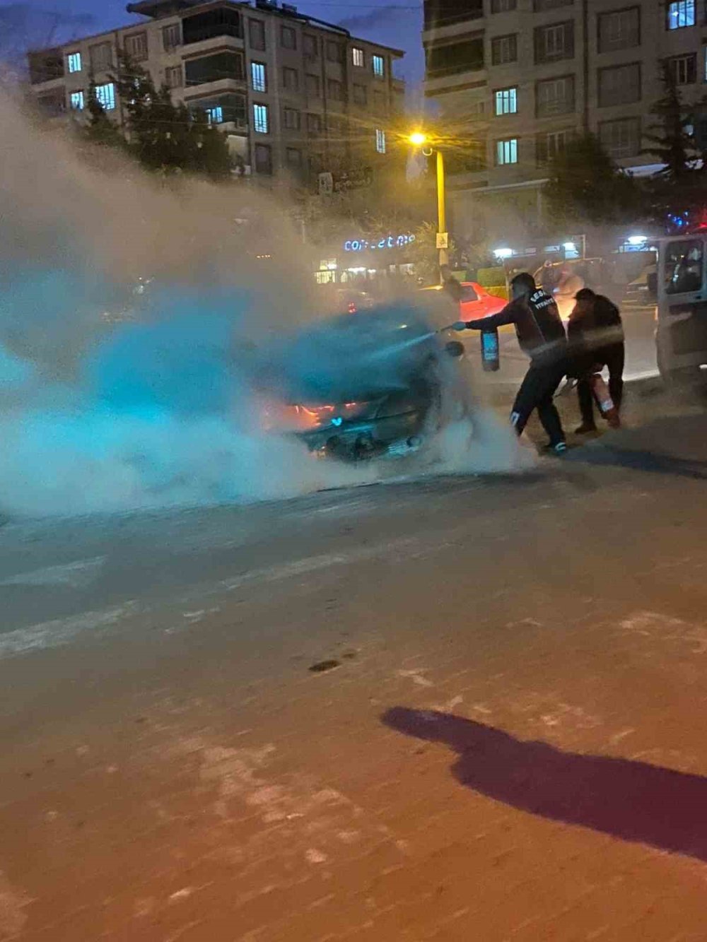 Seyir halindeki otomobil alev aldı
