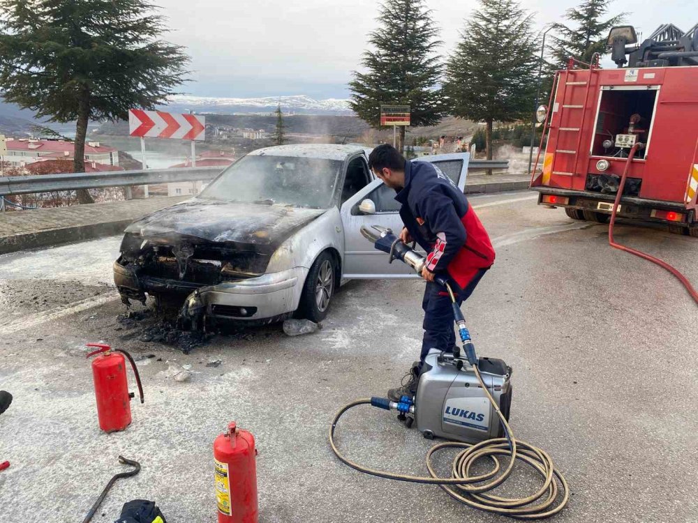Tutuşan otomobil, ekipler tarafından söndürüldü