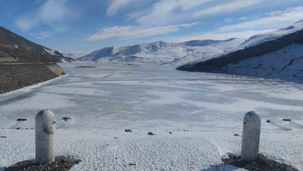 Van'da Zernek Barajı’nın yüzeyi dondu