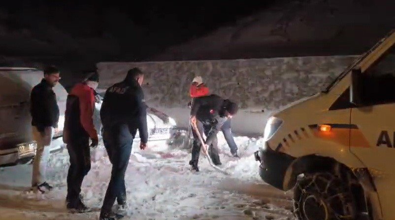 Adıyaman'da karda mahsur kalan vatandaşlar kurtarıldı