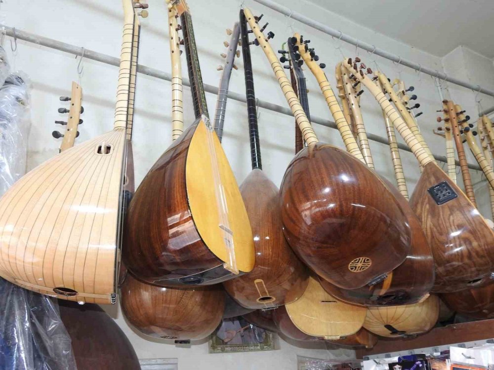 Ailesinden gizli öğrendiği mesleğini 50 senedir severek sürdürüyor