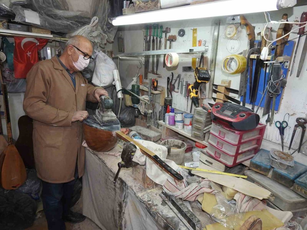 Ailesinden gizli öğrendiği mesleğini 50 senedir severek sürdürüyor