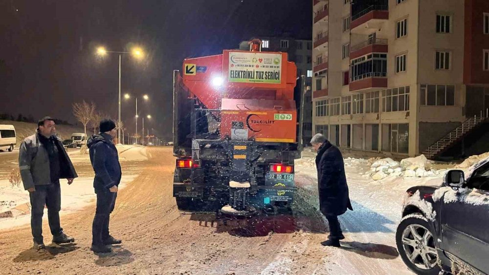 Besni’de kar temizleme ve tuzlama çalışmaları sürüyor