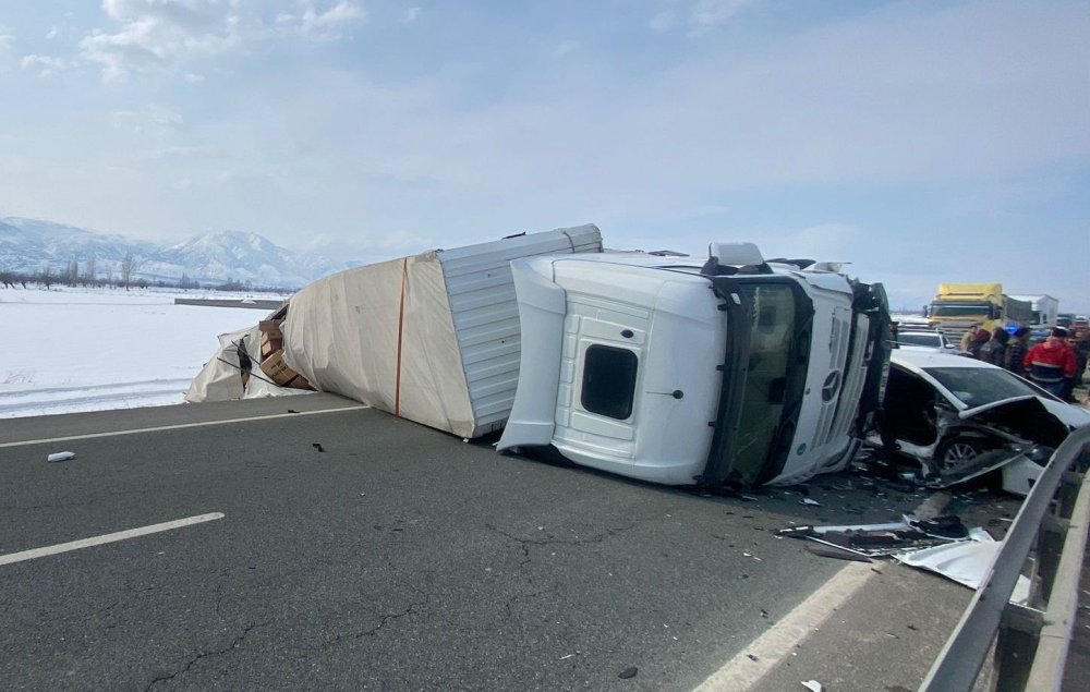 Erzincan’da tır ile otomobil çarpıştı: 3 kişi yaralandı