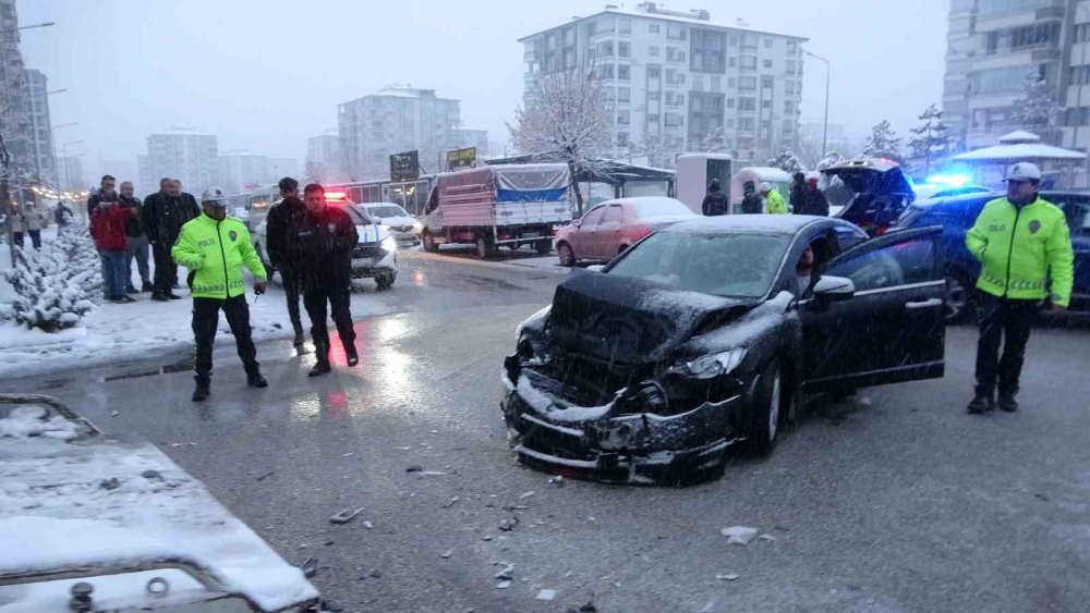 Malatya’da öğrenci servisi ile otomobil çarpıştı: 5 kişi yaralandı