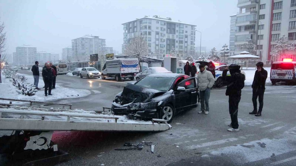 Malatya’da öğrenci servisi ile otomobil çarpıştı: 5 kişi yaralandı