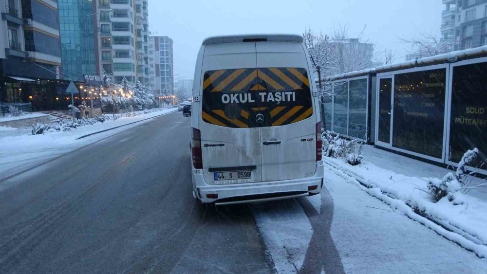 Malatya’da öğrenci servisi ile otomobil çarpıştı: 5 kişi yaralandı