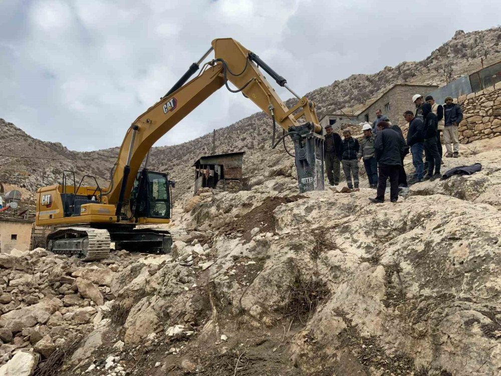 Siirt’te 30 sene sonra köye mahalle yolu yapılıyor