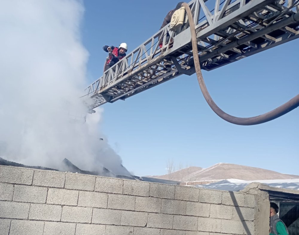 Çaldıran’da çıkan ev yangını korkuttu