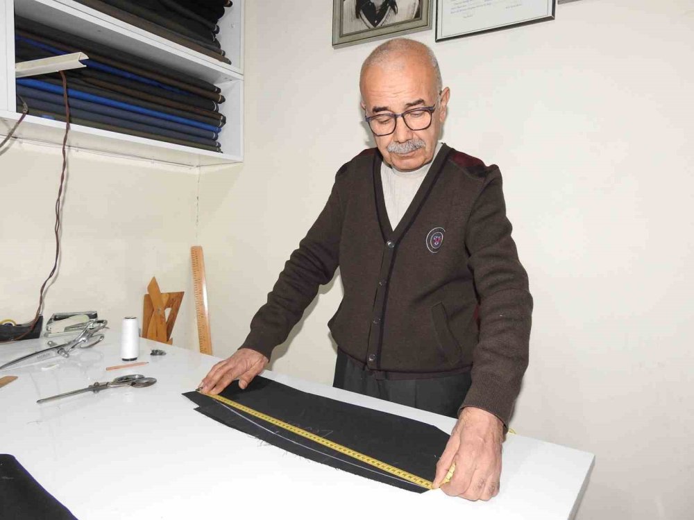 Çocuk yaşta eline aldığı iğne ipliği 56 senedir bırakmadı