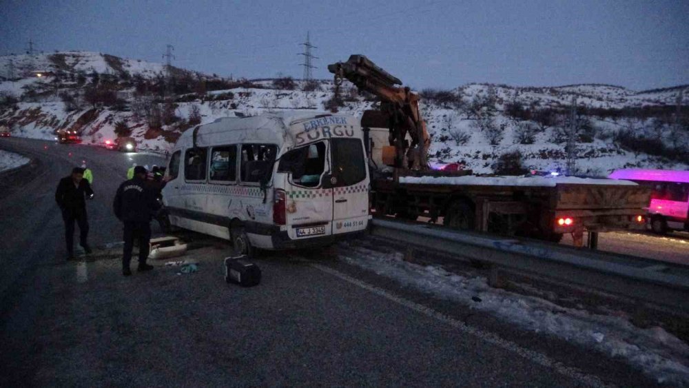 Malatya’da kontrolden çıkan minibüs devrildi: 11 kişi yaralandı
