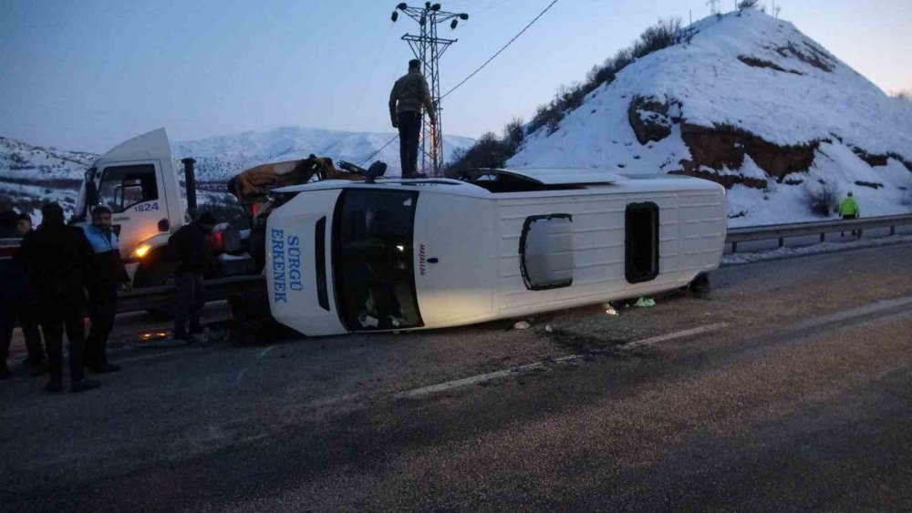 Malatya’da kontrolden çıkan minibüs devrildi: 11 kişi yaralandı