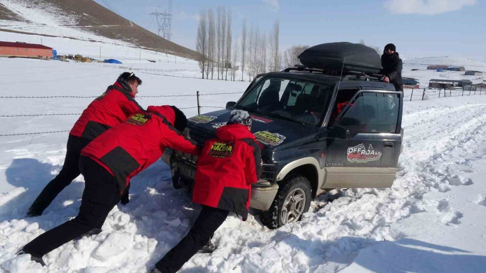 Erzurum'da karda lastik rafting heyecanı