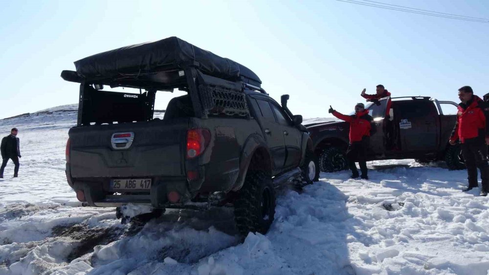 Erzurum'da karda lastik rafting heyecanı