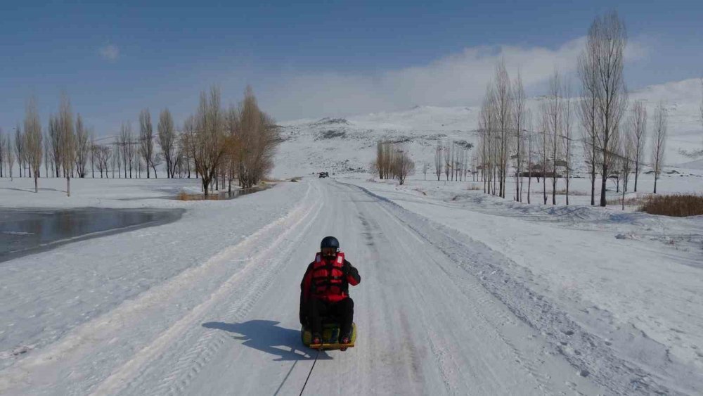 Erzurum'da karda lastik rafting heyecanı