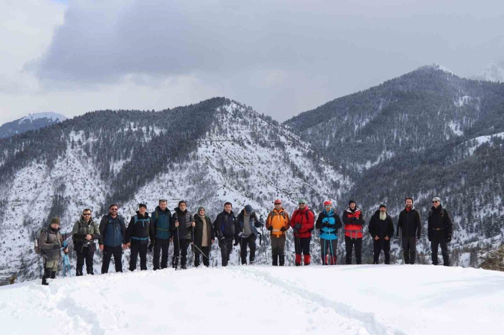 Erzurum'da karla kaplı dağlarda doğa yürüyüşü