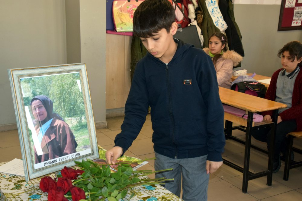 Kalp krizinden hayatını kaybeden 'Melek' öğretmenin masasına güller bırakıldı